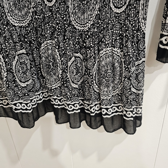 Ricky’s Black & White Medallion Boho Blouse V-Neck Bell Sleeve Size 10 - Picture 6 of 11
